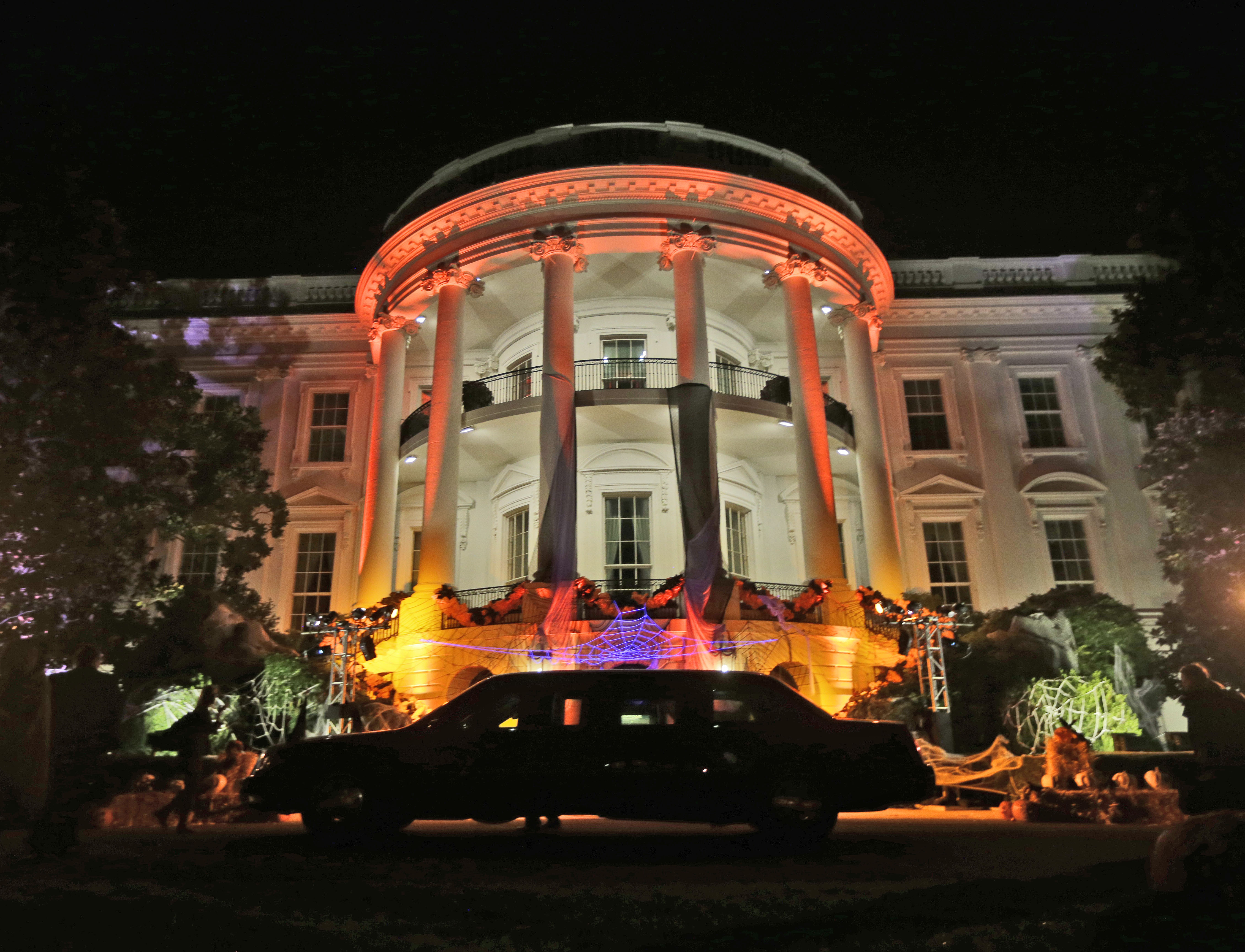 Στο χρώμα της πορτοκαλί κολοκύθας -ελέω Halloween- ο Λευκός Οίκος